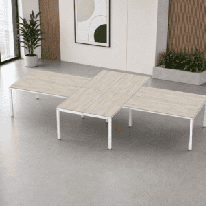 Mesas de oficina modernas y funcionales en espacio de trabajo minimalista.