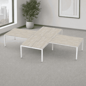 Mesa de oficina modular con superficie de madera clara y estructura metálica blanca.
