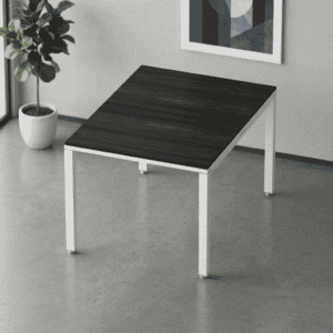 Mesa de oficina moderna con superficie de madera oscura y estructura blanca para espacios de trabajo.