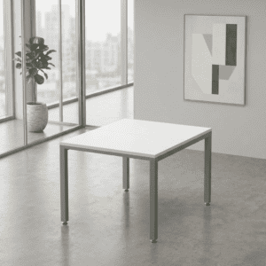 Mesa de oficina moderna en espacio minimalista con vista a la ciudad.
