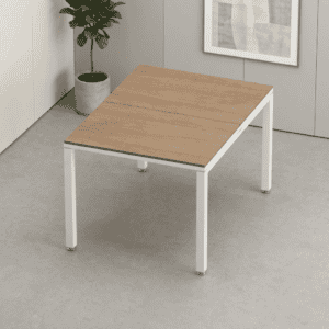Mesa de oficina moderna con superficie de madera y estructura blanca, ideal para espacios de trabajo.
