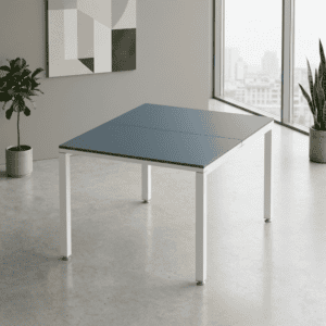 Mesa de oficina moderna con vista a la ciudad en un espacio minimalista.