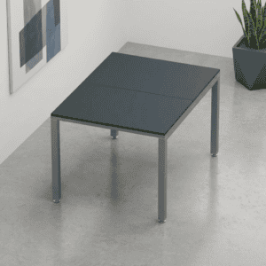 Mesa de oficina moderna con superficie de cristal gris oscuro y estructura metálica.