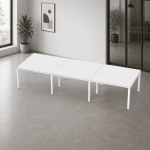 Mesa de oficina moderna y minimalista en espacio de trabajo elegante.