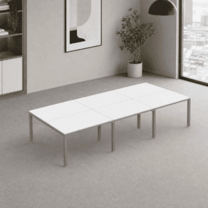 Mesa de oficina moderna y minimalista en espacio de trabajo.