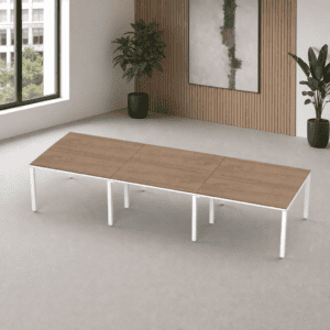 Mesa de oficina moderna con superficie de madera y patas blancas para espacios de trabajo elegantes.