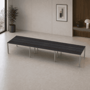 Banco de oficina con superficie de madera oscura y estructura metálica en ambiente profesional.