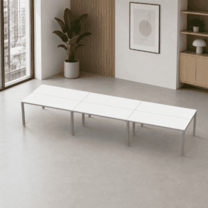 Mesa de oficina blanca y sencilla en un ambiente de oficina moderna y luminosa.