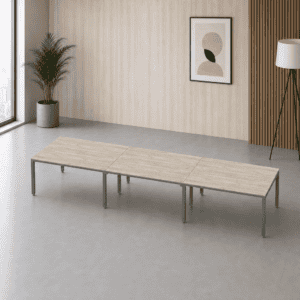 Mesa de oficina moderna y minimalista en espacio de trabajo elegante.