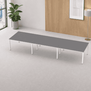 Mesa de oficina moderna con superficie gris y estructura blanca para espacios de trabajo elegantes.