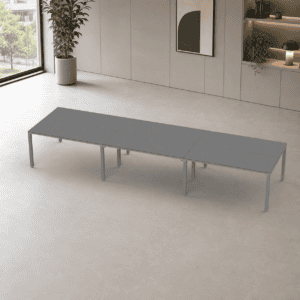 Mesa de oficina moderna y minimalista en espacio de trabajo elegante.