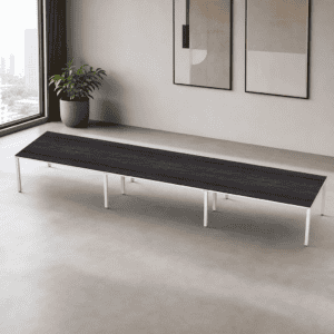 Mesa de oficina moderna y minimalista en espacio de trabajo elegante.