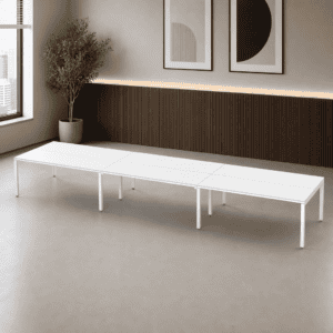Mesa de oficina moderna y minimalista en espacio de trabajo elegante.