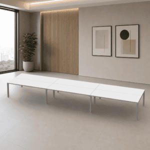 Mesa de oficina moderna y minimalista en espacio luminoso y elegante.