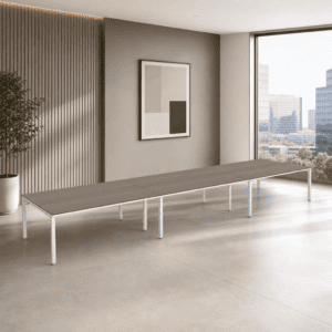 Mesa de oficina moderna y minimalista en espacio luminoso con vista a la ciudad.