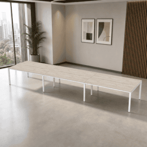 Mesa de oficina moderna y minimalista en espacio luminoso y elegante.
