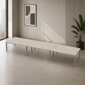 Banco de oficina moderno en espacio minimalista con planta decorativa.