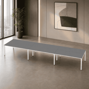 Mesa de oficina moderna y minimalista en espacio luminoso y elegante.
