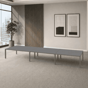 Silla de oficina moderna en espacio minimalista con luz natural y decoración elegante.